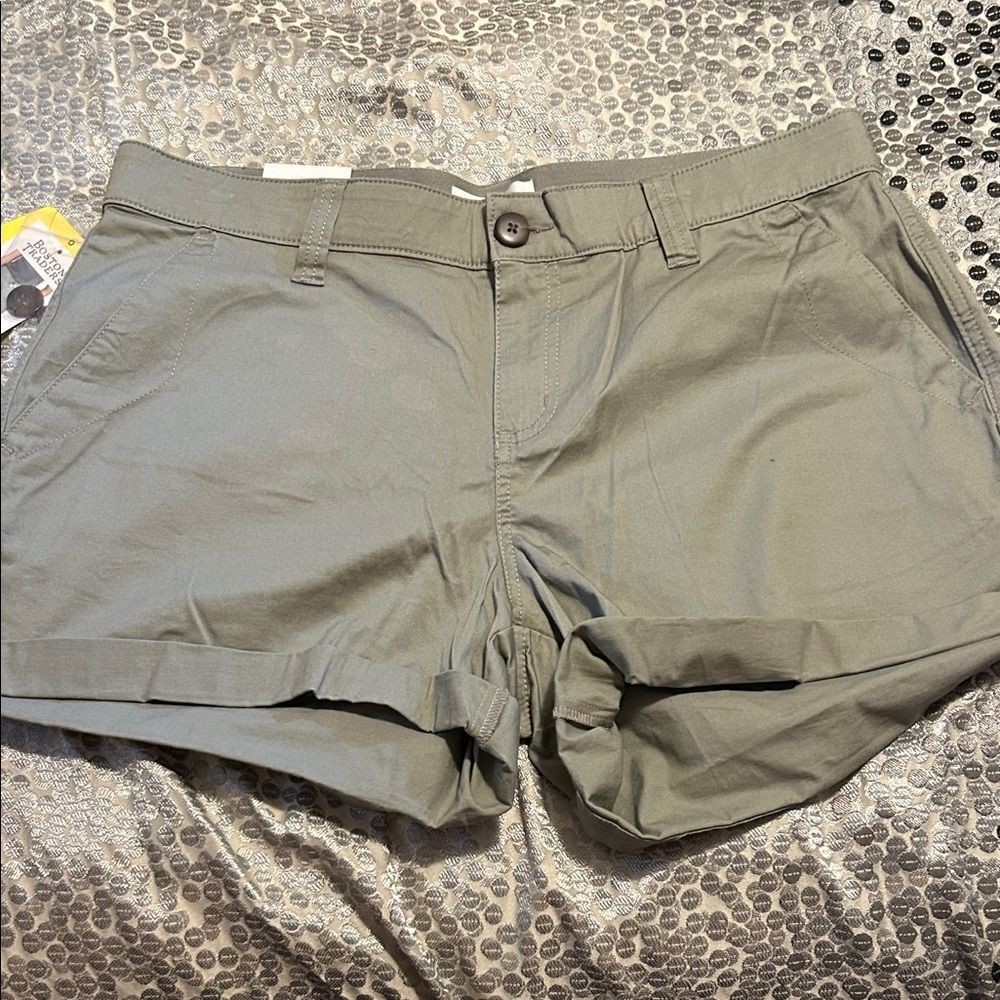 Boston Traders Women's Cargo Shorts in Sage size 6. NWT.  WS